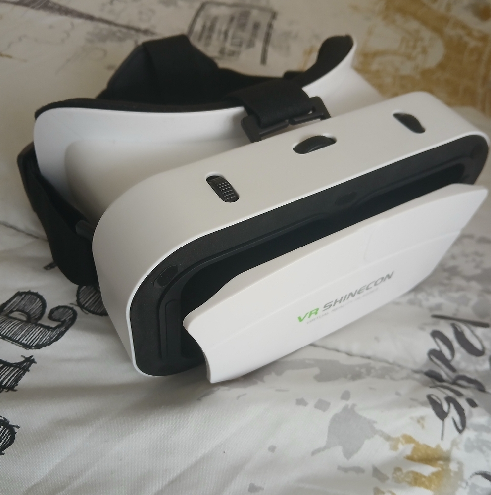 White and Black Smartphone VR Headset